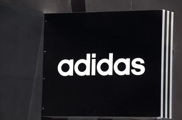 Adidas znak na sklepie — Zdjęcie stockowe