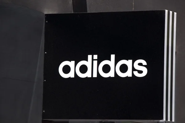 Panneau Adidas en magasin — Photo