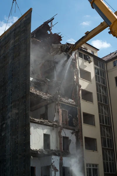 Sloop kranen ontmanteling van een gebouw — Stockfoto