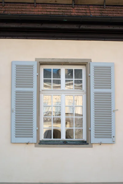 Окно напротив Дворца одиночества в Штутгарте, Германия — стоковое фото