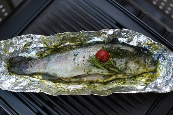 Grilled trout on barbecue — Stock Photo, Image