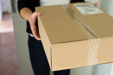 Paket alan kadın
