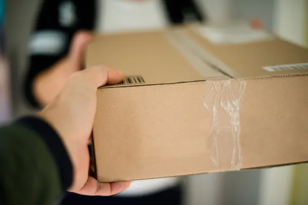 Frau erhält Paket — Stockfoto