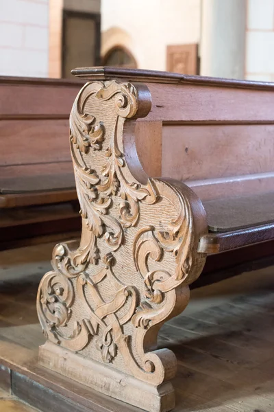 Церковные скамейки — стоковое фото