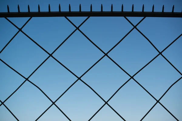 Шиповая металлическая ограда — стоковое фото