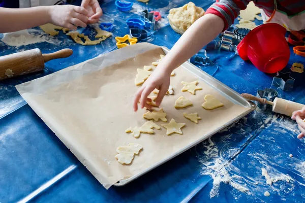 Kinder backen Weihnachtsplätzchen — Stockfoto