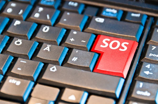 Teclado de ordenador con llave SOS —  Fotos de Stock