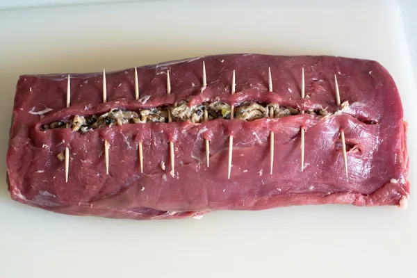 Zubereitung eines geschnürten Rindfleisches — Stockfoto
