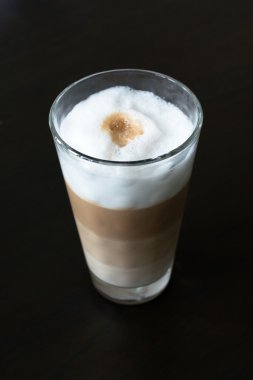 Klasik sütlü kahve ile cam