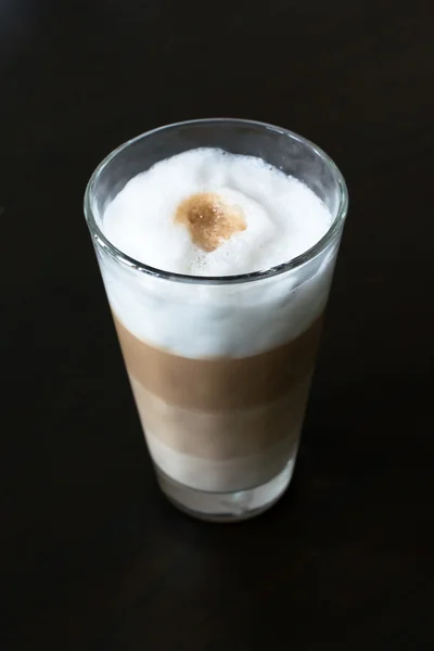 Klasik sütlü kahve ile cam — Stok fotoğraf