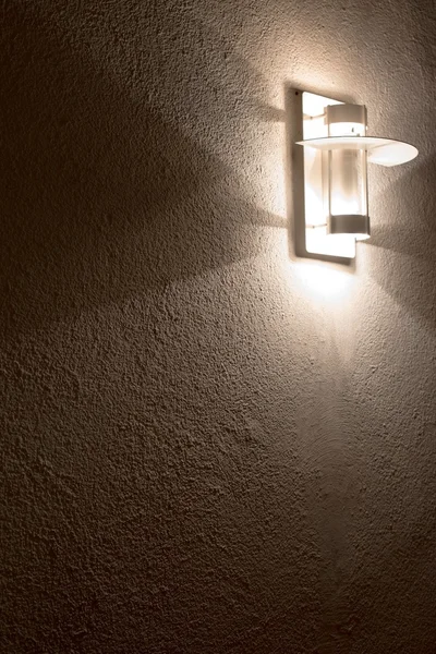Moderne lamp op betonnen wand — Stockfoto