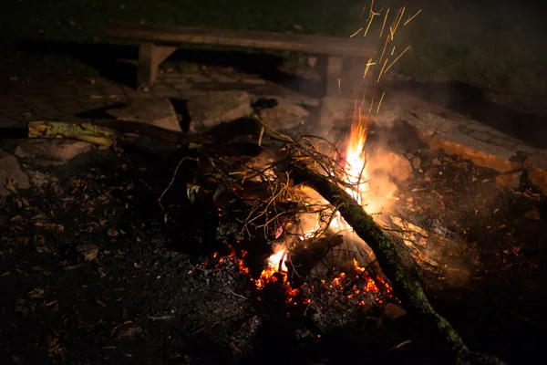 Flames of a cozy campfire — Stock Photo, Image