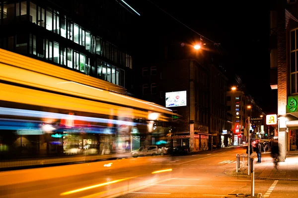 Ночной пейзаж на перекрестке - автобус — стоковое фото