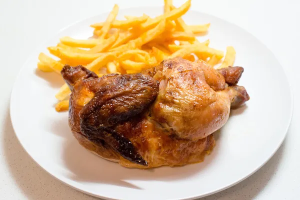 Hühnchen mit Pommes gebraten — Stockfoto