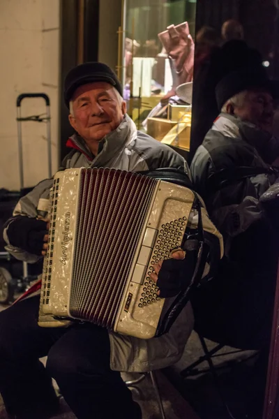 Old man playing the accordion — Stock Photo, Image