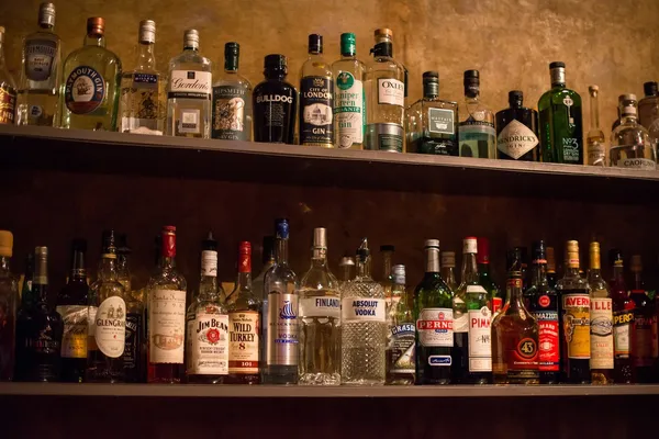 Bar alkollü içki şişeleri dolu raflar — Stok fotoğraf