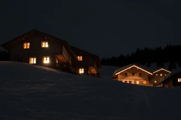 Miejscowości narciarskich w nocy — Zdjęcie stockowe