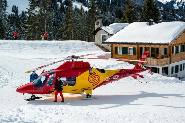 Záchranný vrtulník v lyžařské oblasti montafon — Stock fotografie