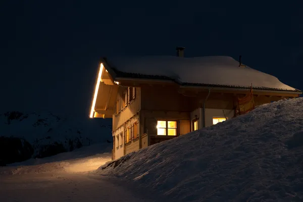 Hermosa cabaña de esquí por la noche —  Fotos de Stock