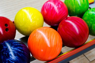 renkli bowling topları