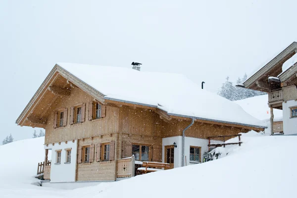 在深雪中的美丽滑雪小屋 — 图库照片