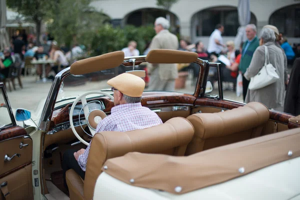 Mercedes SE 220 classic car — Stock Photo, Image