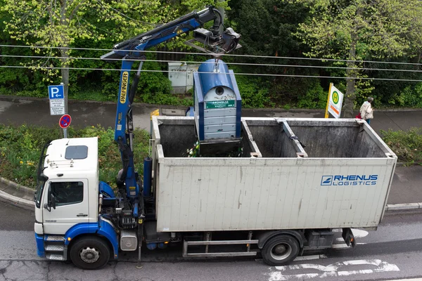Φορτηγό εκκένωσης ως δoχείo ανακύκλωσης γυαλιoύ — Φωτογραφία Αρχείου