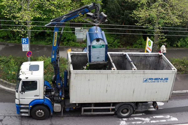 Van ürítési üveg üveggyűjtő konténer — Stock Fotó