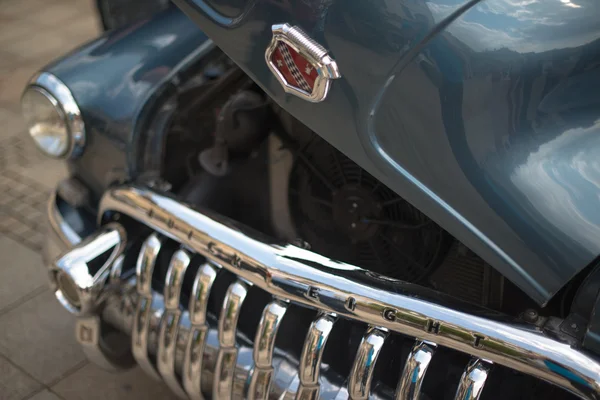 Buick åtta klassisk bil med öppen huv — Stockfoto