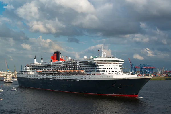 Queen Mary 2 das große Luxus-Kreuzfahrtschiff — Stockfoto