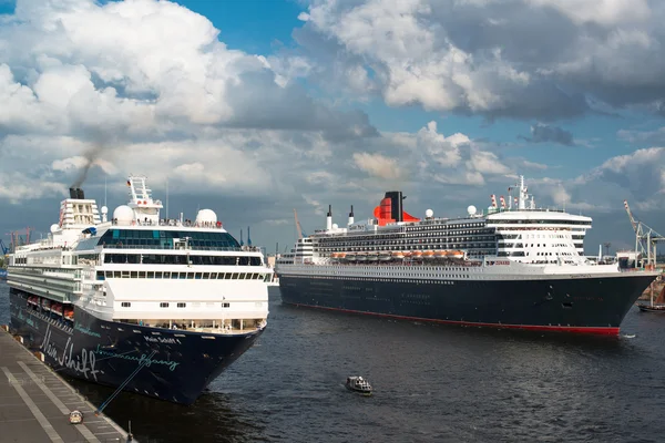 Queen mary 2 en mein schiff 1 - de grote luxe cruiseschepen — Stockfoto