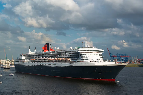 Queen mary 2 stora lyxiga kryssningsfartyg Royaltyfria Stockfoton