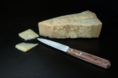 bıçak ile İtalyan parmesan peyniri
