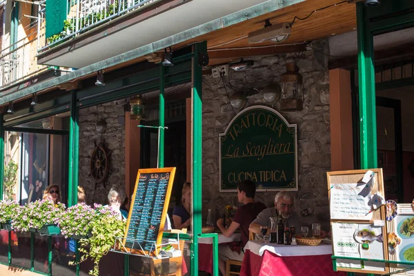 Útulné Trattoria (Taverna) v Manarola v národním parku Cinque Terre. Itálie — Stock fotografie