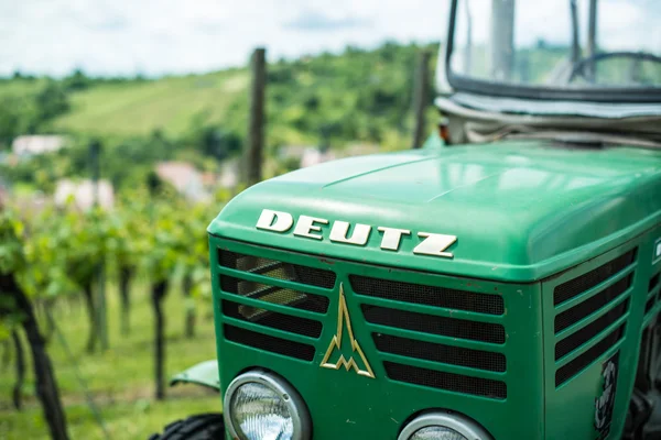 Vieux tracteur Deutz dans le vignoble — Photo