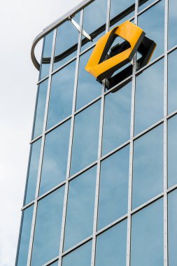 modern cephe Commerzbank logosu