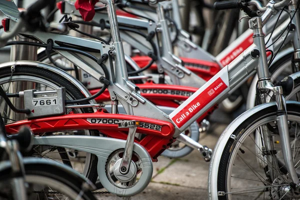 Llamar a una bicicleta - bicicletas de la ciudad en alquiler — Foto de Stock