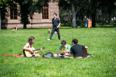 gitar çalmak ve parkta eğleniyor öğrenciler