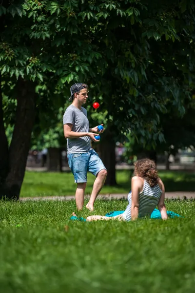 Genç adam parkta hokkabazlık — Stok fotoğraf