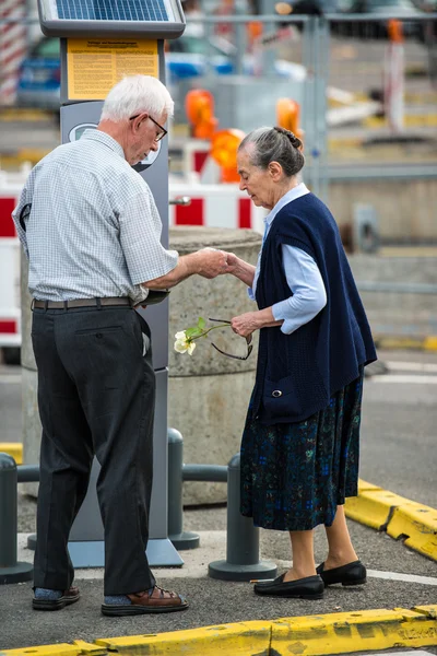 Seniorenpaar am Fahrkartenautomaten im Freien — Stockfoto