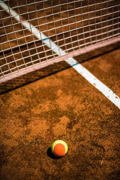 Bola de tênis no campo — Fotografia de Stock