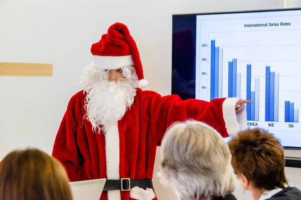 Дед Мороз представляет на деловой встрече — стоковое фото