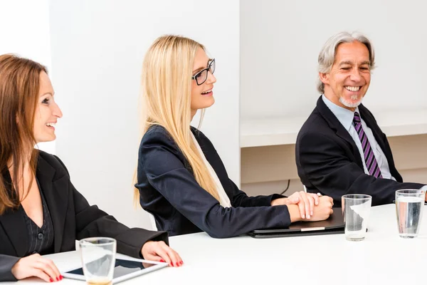 Gemengde groep in zakelijke bijeenkomst — Stockfoto