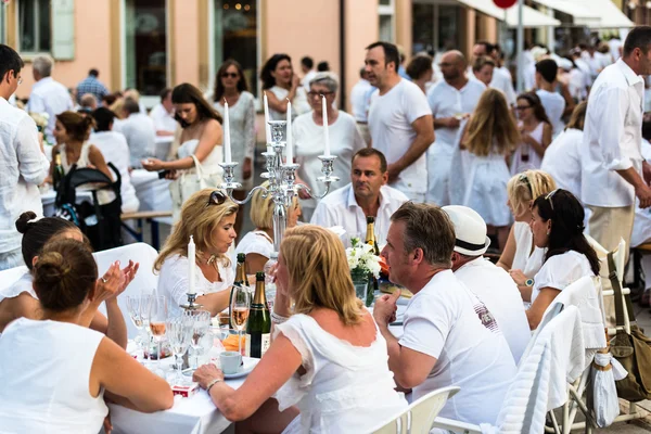 Diner en blanc - Weißes Abendessen — Stockfoto