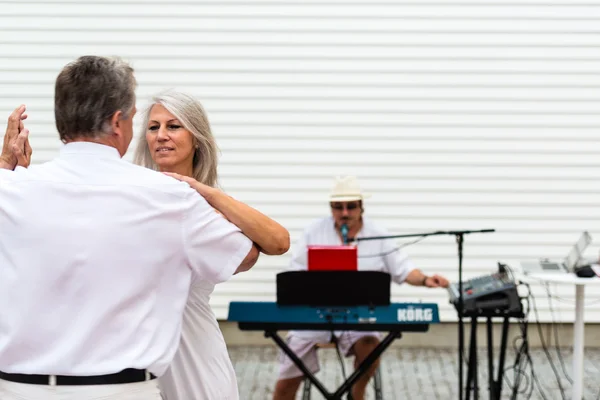 Dancing to a solo entertainer — Stock Photo, Image