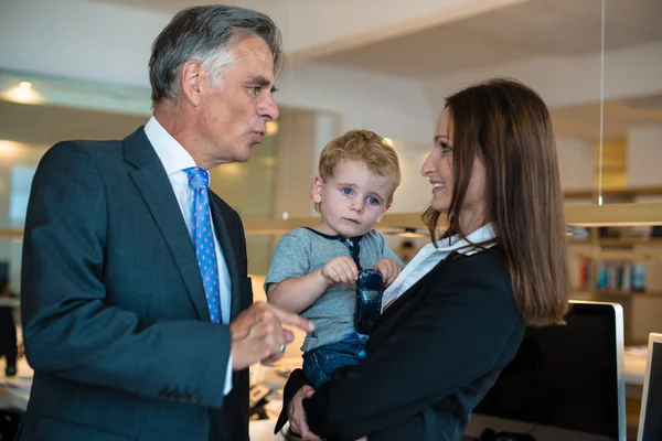 Бизнесмен с маленьким ребенком в офисе — стоковое фото