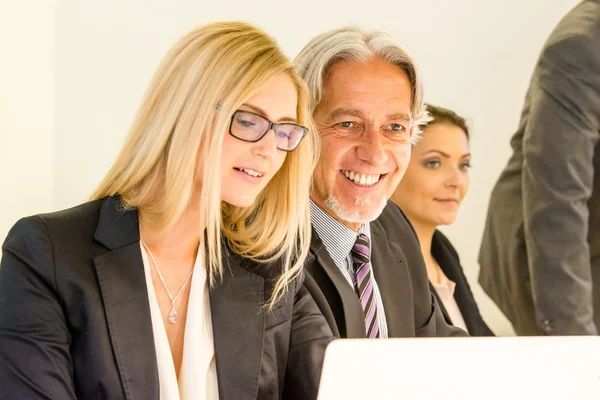 Gruppen i affärsmöte med laptop — Stockfoto