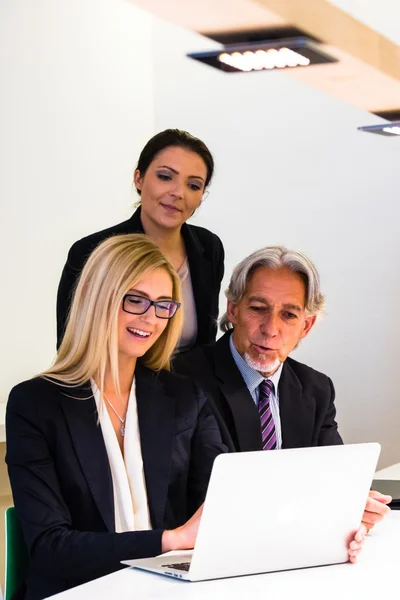 Groupe en réunion d'affaires avec ordinateur portable — Photo