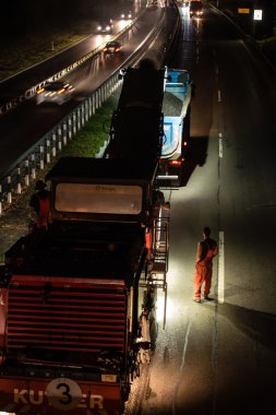 yol çalışmaları, eski kaldırma geceleri kaldırım asfalt