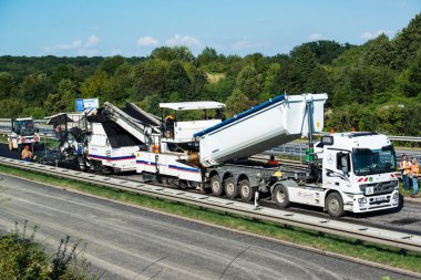 damperli kamyon boşaltma taze asfalt kaplamaların inşaat sırasında izlenen finişer vücuda gelen çalışır